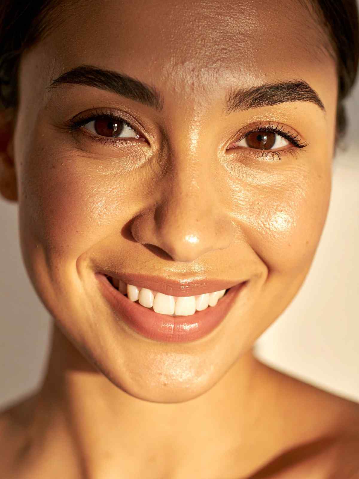 Healthy glowing skin for online microneedling training